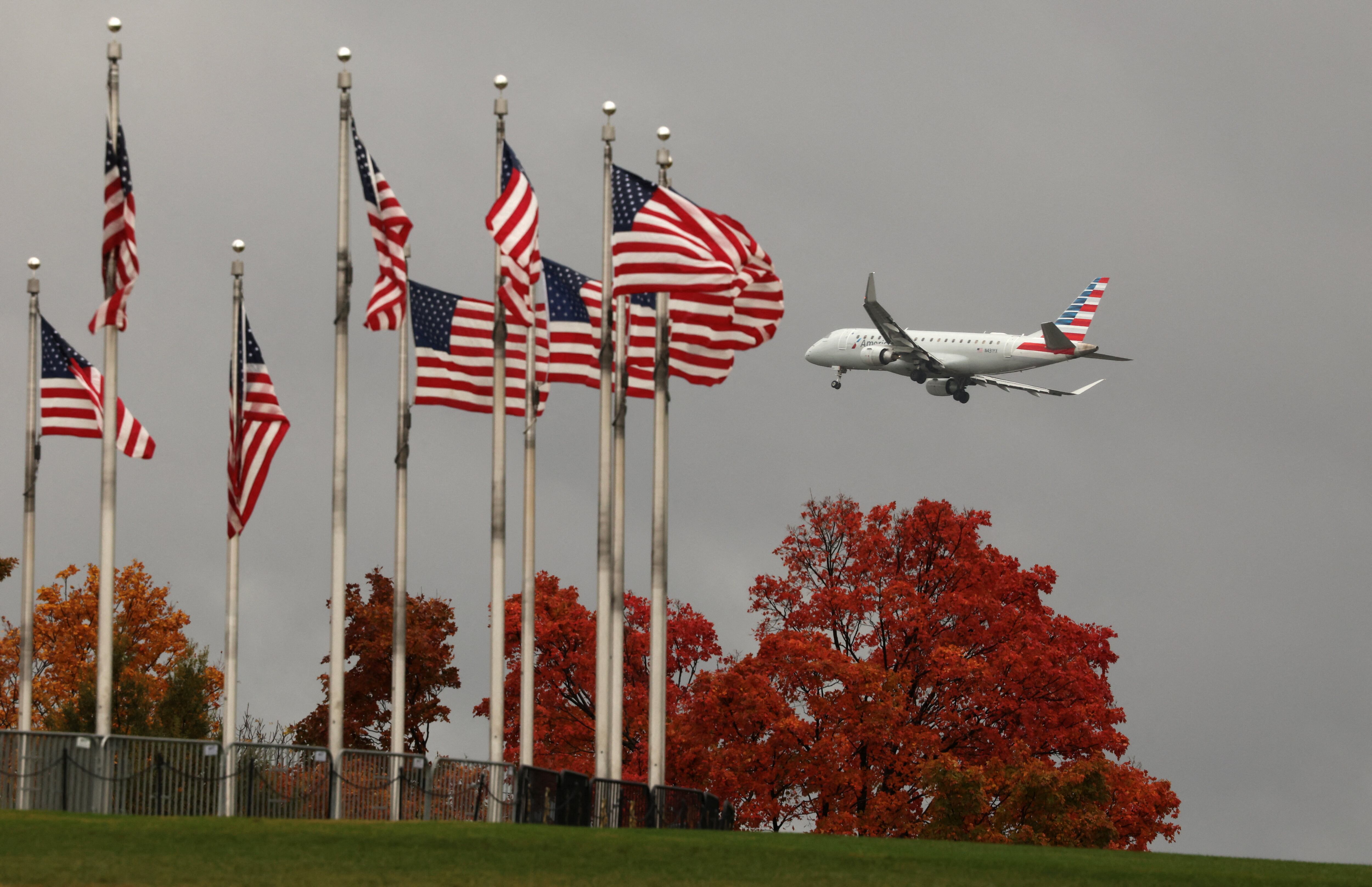 An airliner makes its approach into Washington during the government shutdown